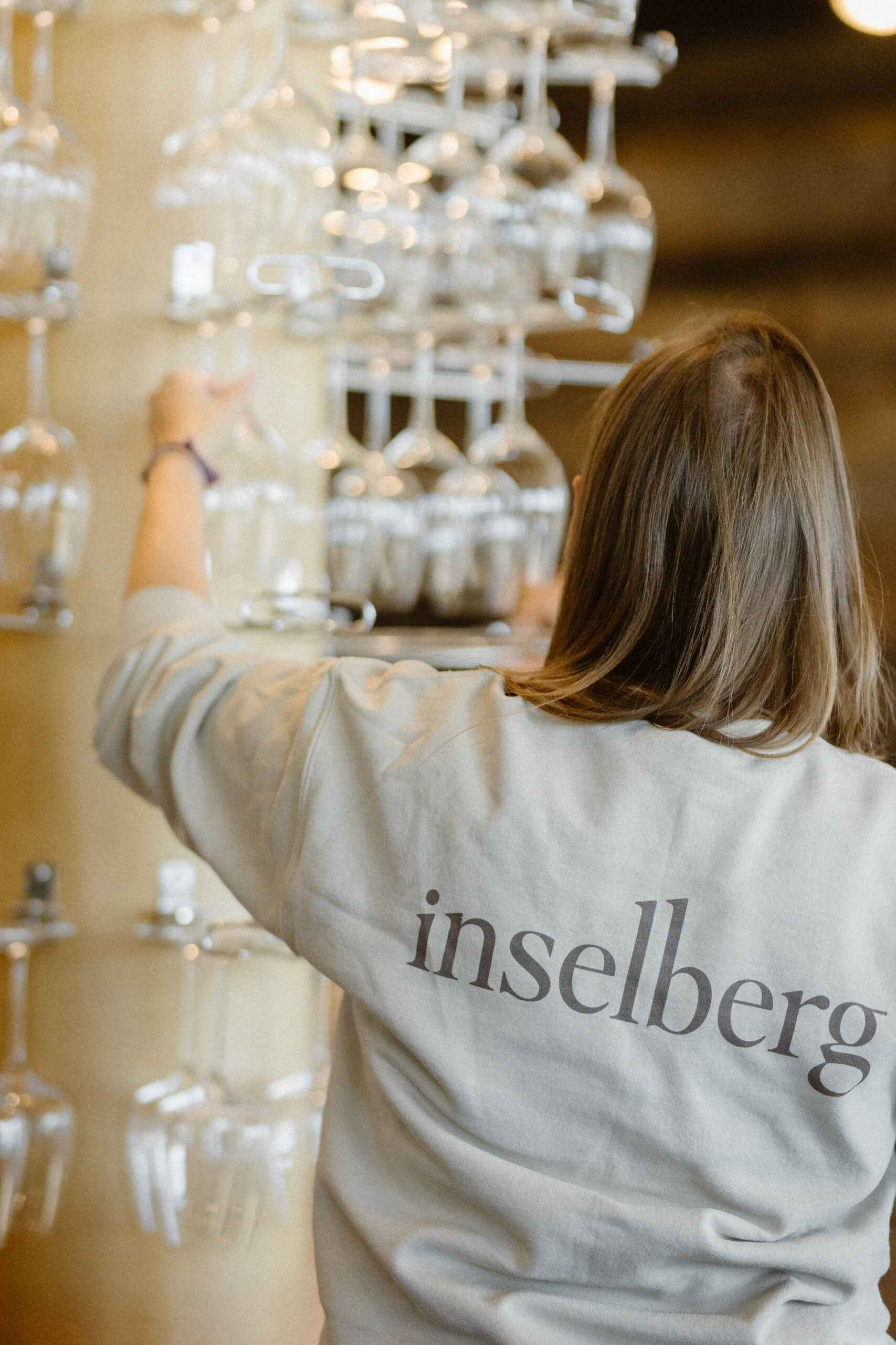 Employé Inselberg Employé Inselberg qui prend un verre